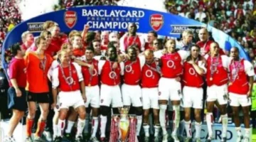 آرسنال يحقق لقب الدوري الإنجليزي بلا هزيمة في موسم 2004